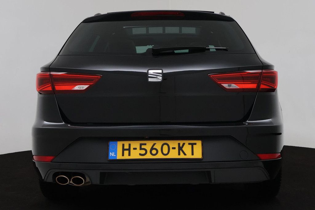 
SEAT León ST 1.5 TSI FR Ultimate Edition Black (PANORAMADAK, CAMERA, STOELVERWARMING, NAVIGATIE, PARKEERSENSOREN, NL-AUTO) vol									