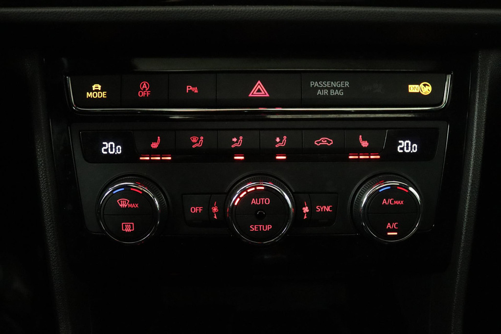 
SEAT León ST 1.5 TSI FR Ultimate Edition Black (PANORAMADAK, CAMERA, STOELVERWARMING, NAVIGATIE, PARKEERSENSOREN, NL-AUTO) vol									