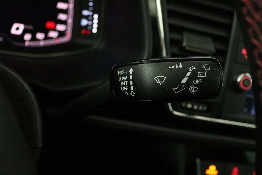 
SEAT León ST 1.5 TSI FR Ultimate Edition Black (PANORAMADAK, CAMERA, STOELVERWARMING, NAVIGATIE, PARKEERSENSOREN, NL-AUTO) vol									