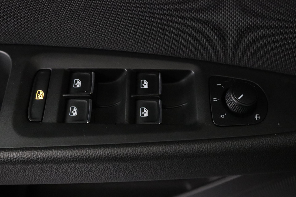 
SEAT León ST 1.5 TSI FR Business Intense (NAVIGATIE, PDC, NAVIGATIE, CARPLAY, CRUISE CONTROL, LED, NL-AUTO, GOED ONDERHOUDEN) vol									