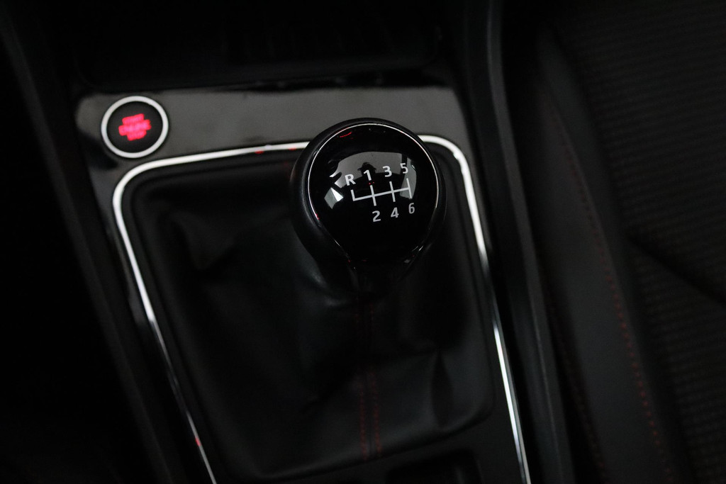 
SEAT León ST 1.5 TSI FR Business Intense (NAVIGATIE, PDC, NAVIGATIE, CARPLAY, CRUISE CONTROL, LED, NL-AUTO, GOED ONDERHOUDEN) vol									