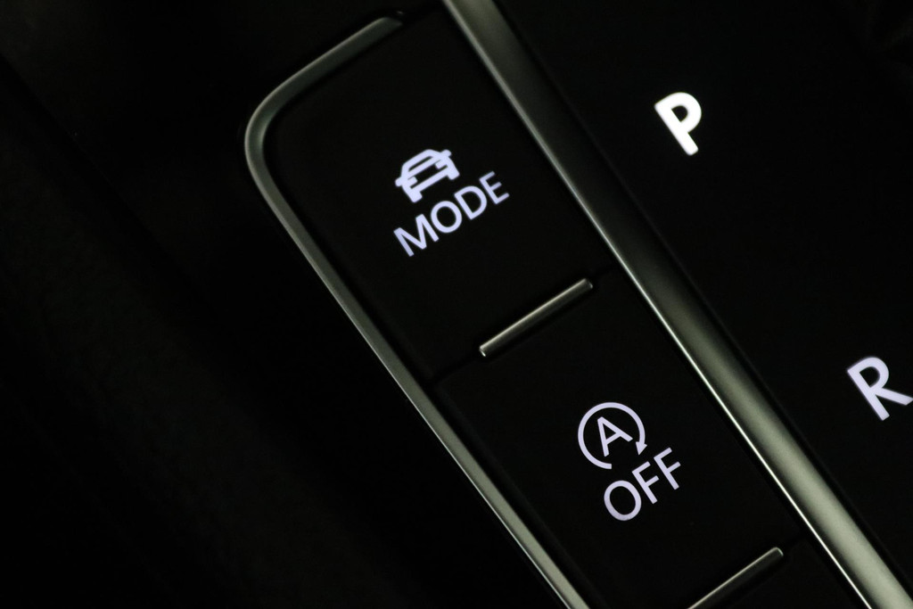 
Volkswagen Golf 1.5 TSI Highline Business R Automaat (PANORAMADAK, VIRTUAL, NAVIGATIE, PDC, ADAPTIVE, NL-AUTO, GOED ONDERHOUDEN) vol									