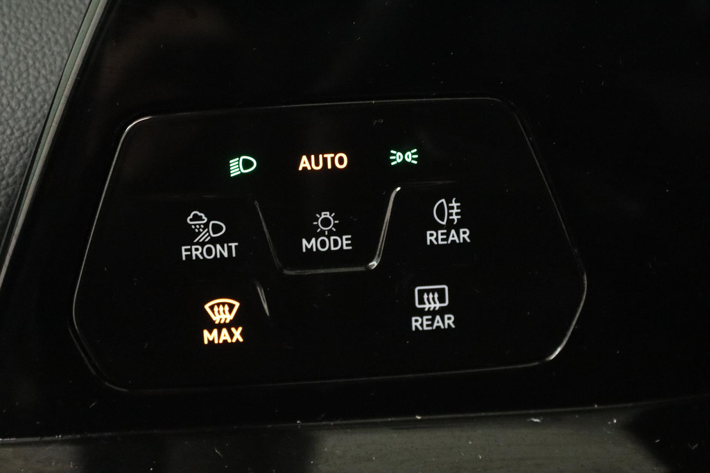 
Volkswagen Golf 1.0 eTSI Life Business (PARKEERSENSOREN, NAVI, CARPLAY, ACHTERUITRIJCAMERA, STOELMASSAGE, SFEERVERLICHTING) vol									