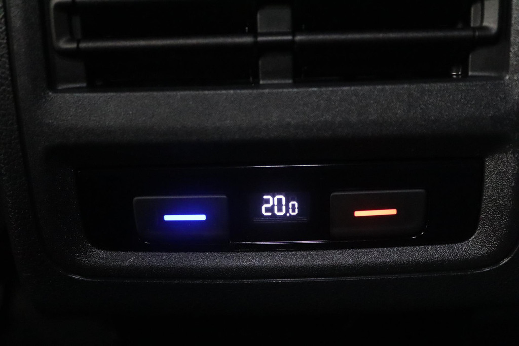 
Volkswagen Golf 1.0 eTSI Life Business (PARKEERSENSOREN, NAVI, CARPLAY, ACHTERUITRIJCAMERA, STOELMASSAGE, SFEERVERLICHTING) vol									