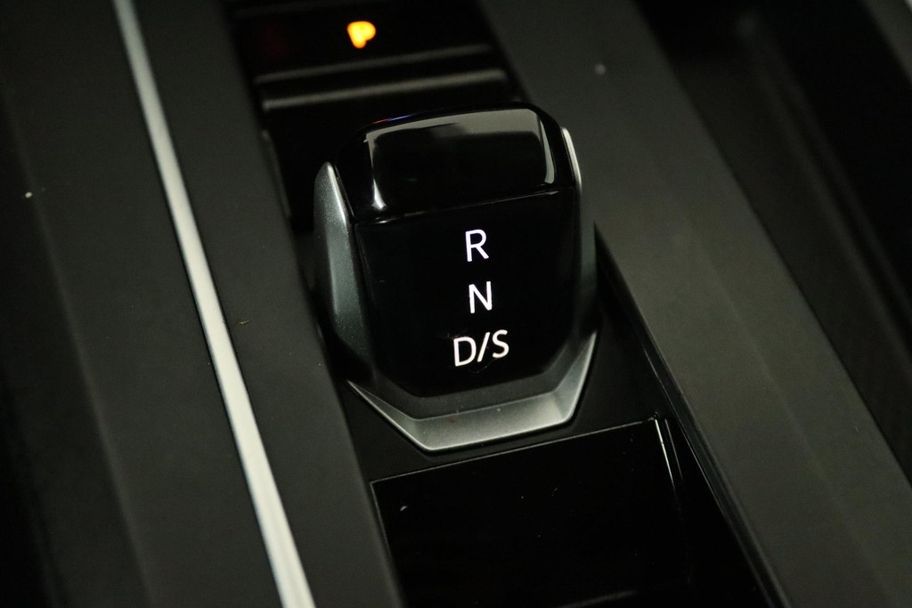 
Volkswagen Golf 1.0 eTSI Life Business (PARKEERSENSOREN, NAVI, CARPLAY, ACHTERUITRIJCAMERA, STOELMASSAGE, SFEERVERLICHTING) vol									