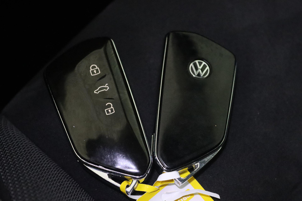 
Volkswagen Golf 1.0 eTSI Life Business (PARKEERSENSOREN, NAVI, CARPLAY, ACHTERUITRIJCAMERA, STOELMASSAGE, SFEERVERLICHTING) vol									