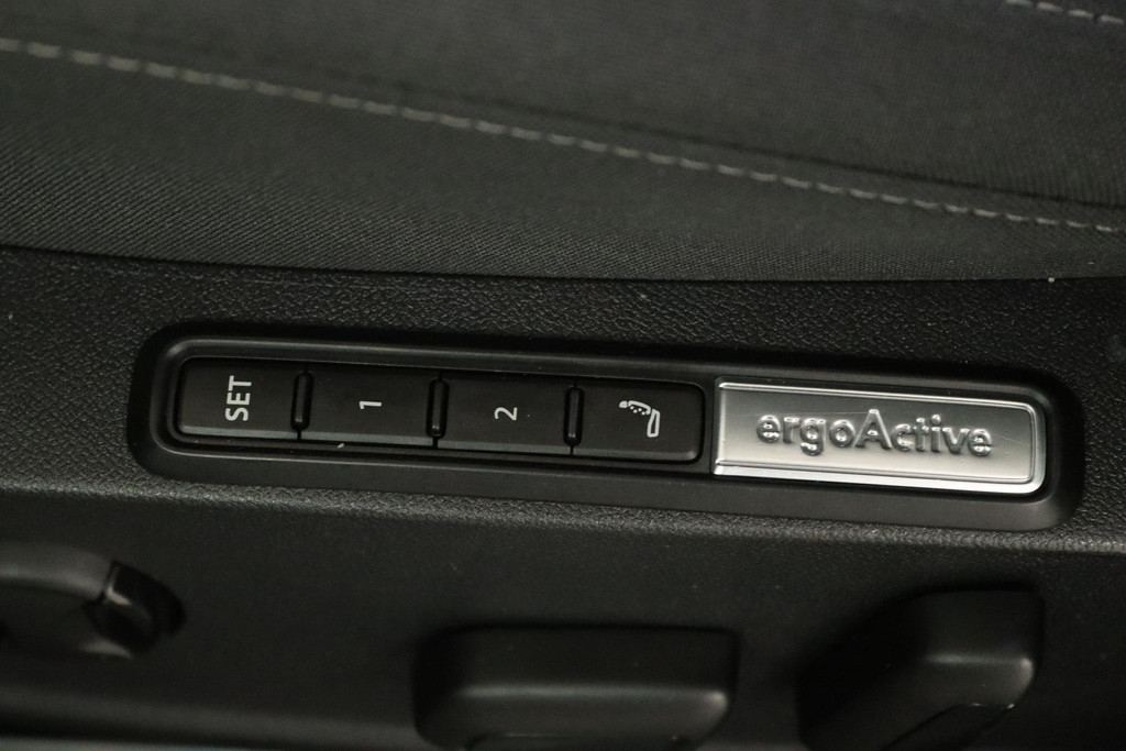 
Volkswagen Golf 1.0 eTSI Life Business (PARKEERSENSOREN, NAVI, CARPLAY, ACHTERUITRIJCAMERA, STOELMASSAGE, SFEERVERLICHTING) vol									