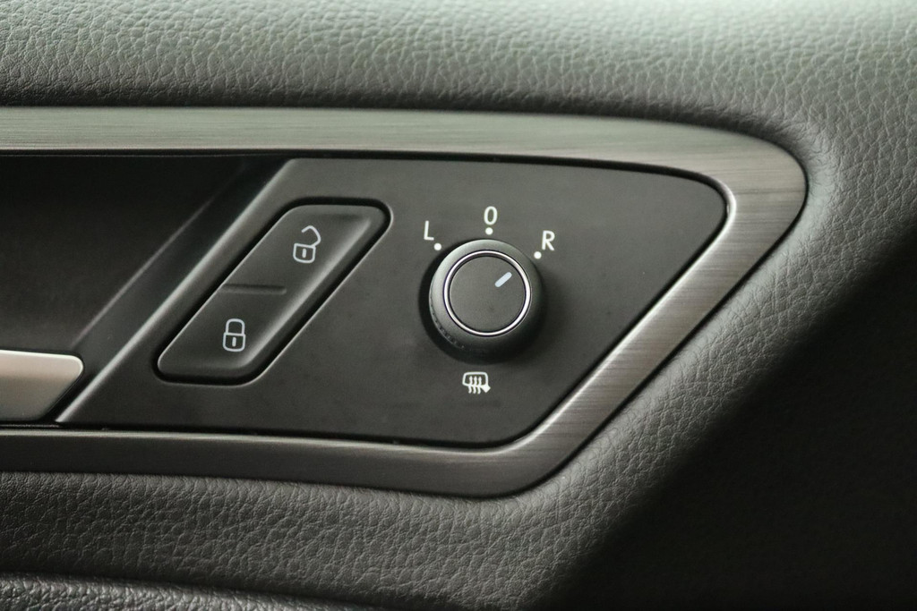 
Volkswagen Golf 1.0 TSI Highline (PANORAMADAK, PARKEERSENSOREN, NAVIGATIE, CARPLAY, STOELVERWARMING, GOED ONDEROUDEN) vol									