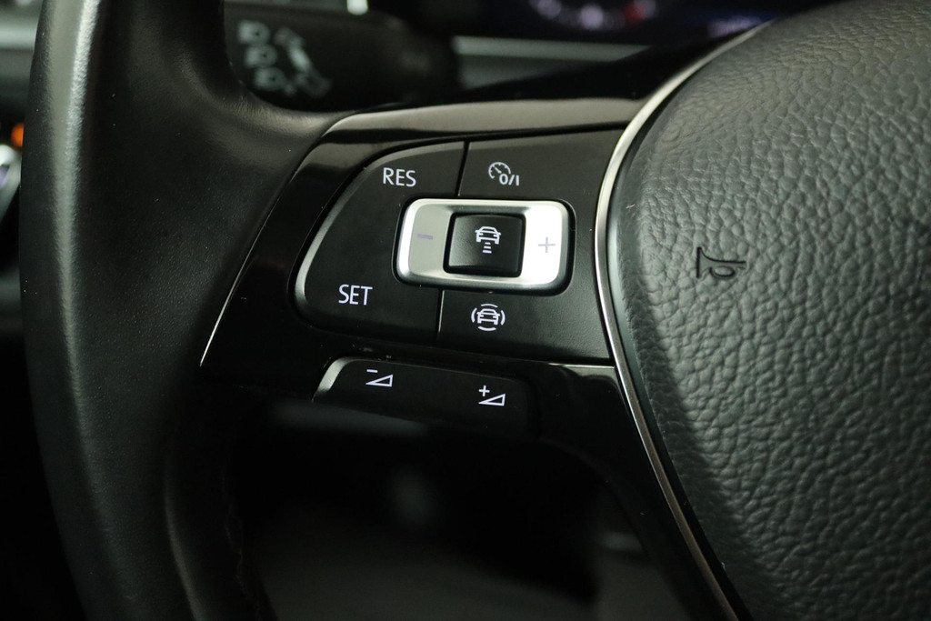 
Volkswagen Golf 1.0 TSI Highline (PANORAMADAK, PARKEERSENSOREN, NAVIGATIE, CARPLAY, STOELVERWARMING, GOED ONDEROUDEN) vol									