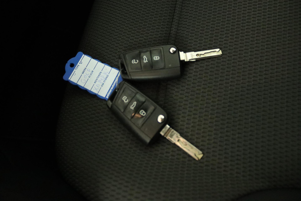 
Volkswagen Golf 1.0 TSI Highline (PANORAMADAK, PARKEERSENSOREN, NAVIGATIE, CARPLAY, STOELVERWARMING, GOED ONDEROUDEN) vol									