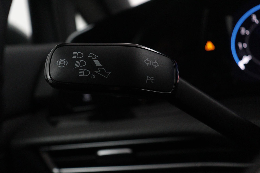 
Volkswagen Golf 1.5 eTSI R-Line (Goed OnderH, Navi, Carplay, Camera, Kuipstoelen, PDC V+A, Adapt Cruise Con, Digitale Teller, Etc) vol									