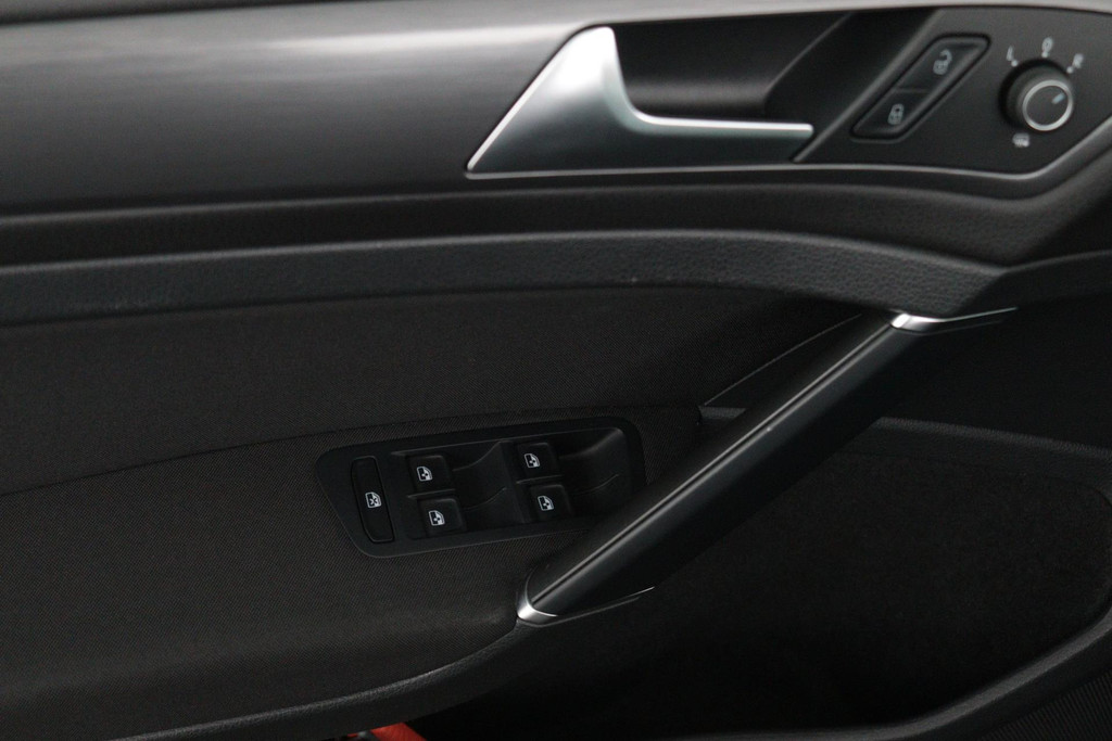 
Volkswagen GOLF Variant 1.5 TSI Comfortline (NAVIGATIE, CAMERA, STOELVERWARMING, PARKEERSENSOREN, CARPLAY, GOED ONDERHOUDEN) vol									