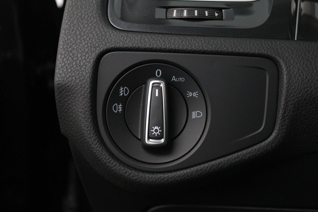 
Volkswagen GOLF Variant 1.5 TSI Comfortline (NAVIGATIE, CAMERA, STOELVERWARMING, PARKEERSENSOREN, CARPLAY, GOED ONDERHOUDEN) vol									