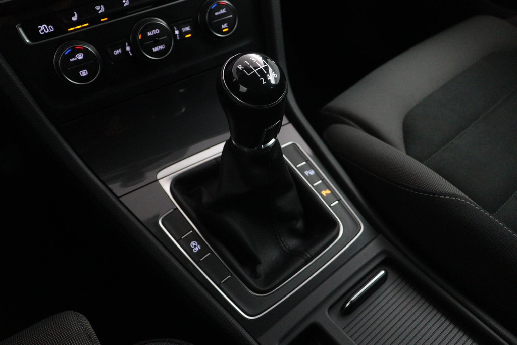 
Volkswagen GOLF Variant 1.5 TSI Comfortline (NAVIGATIE, CAMERA, STOELVERWARMING, PARKEERSENSOREN, CARPLAY, GOED ONDERHOUDEN) vol									