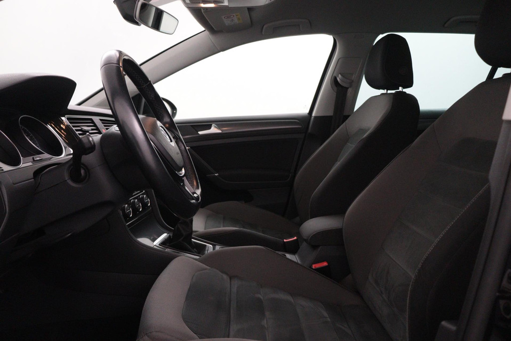 
Volkswagen GOLF Variant 1.5 TSI Comfortline (NAVIGATIE, CAMERA, STOELVERWARMING, PARKEERSENSOREN, CARPLAY, GOED ONDERHOUDEN) vol									