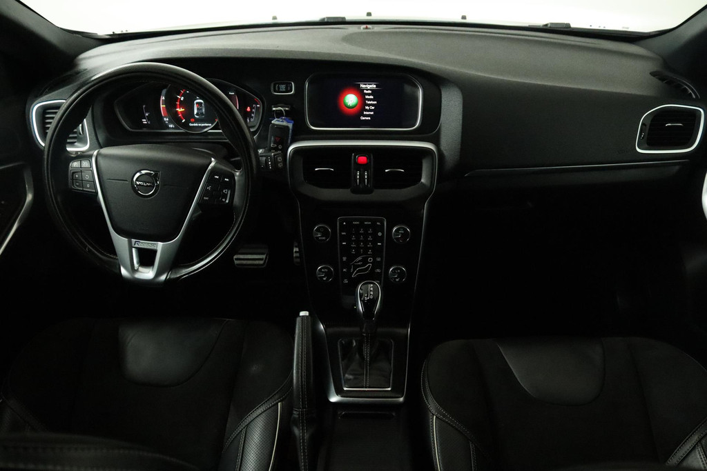 
Volvo V40 2.0 T4 Business Sport Automaat (TREKHAAK, NAVIGATIE, STOELVERWARMING, CRUISE CONTROL, NL-AUTO) vol									