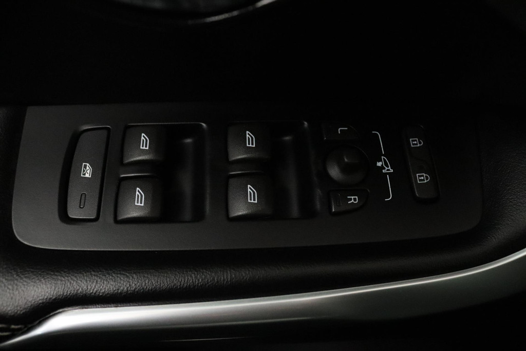 
Volvo V40 2.0 T4 Business Sport Automaat (TREKHAAK, NAVIGATIE, STOELVERWARMING, CRUISE CONTROL, NL-AUTO) vol									