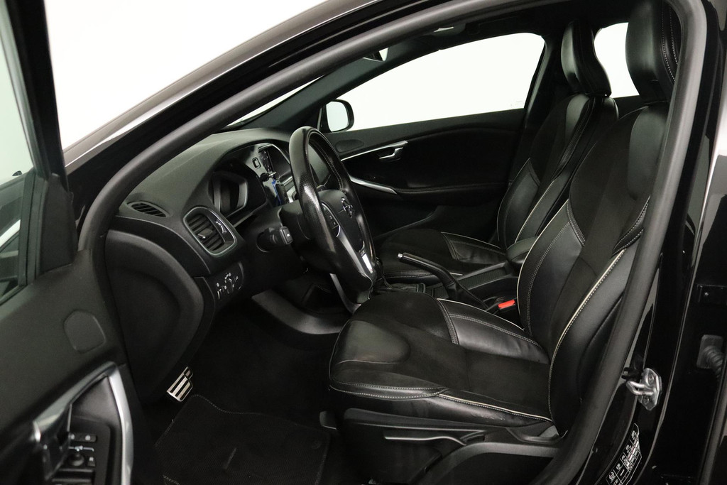 
Volvo V40 2.0 T4 Business Sport Automaat (TREKHAAK, NAVIGATIE, STOELVERWARMING, CRUISE CONTROL, NL-AUTO) vol									