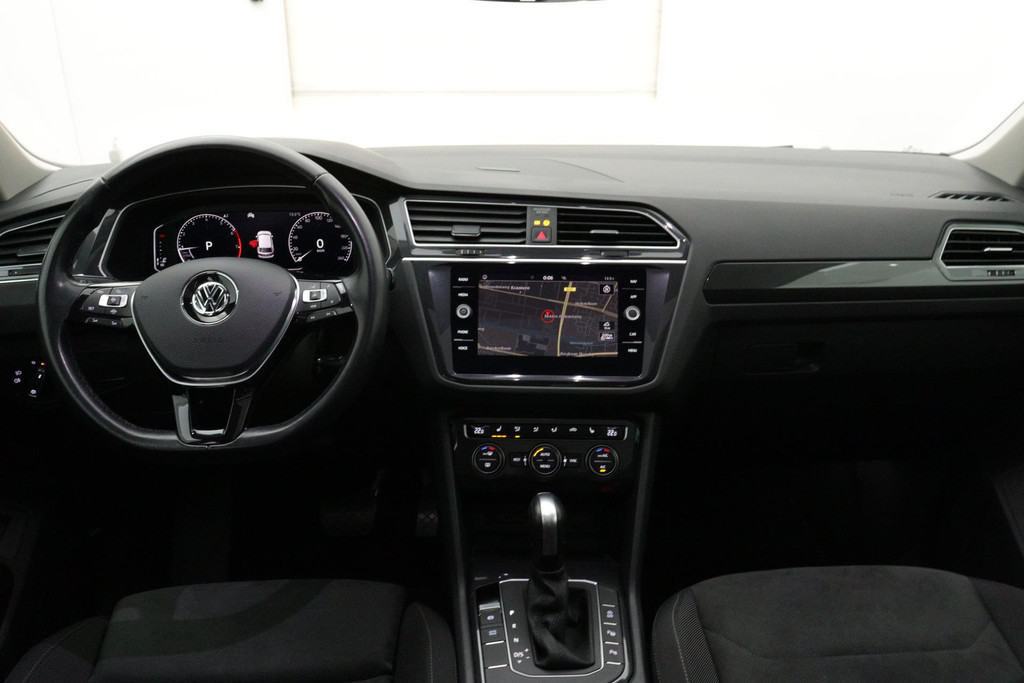 
Volkswagen Tiguan 1.5 TSI ACT Comfortline Business(NL-Auto, Dealerondh, 1e eig, PANO, ADD CC, TREKH, Stoelverwij ENZ) vol									