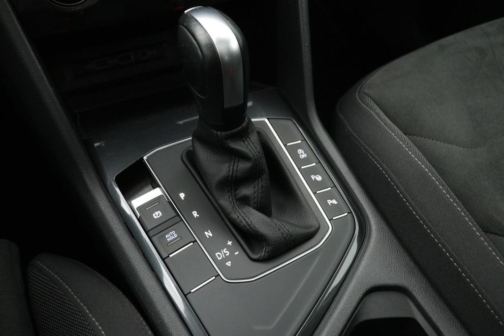 
Volkswagen Tiguan 1.5 TSI ACT Comfortline Business(NL-Auto, Dealerondh, 1e eig, PANO, ADD CC, TREKH, Stoelverwij ENZ) vol									