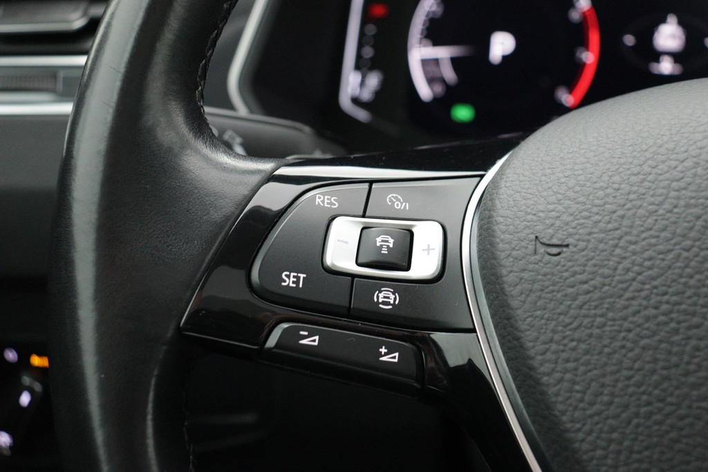 
Volkswagen Tiguan 1.5 TSI ACT Comfortline Business(NL-Auto, Dealerondh, 1e eig, PANO, ADD CC, TREKH, Stoelverwij ENZ) vol									