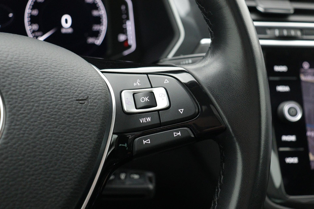 
Volkswagen Tiguan 1.5 TSI ACT Comfortline Business(NL-Auto, Dealerondh, 1e eig, PANO, ADD CC, TREKH, Stoelverwij ENZ) vol									