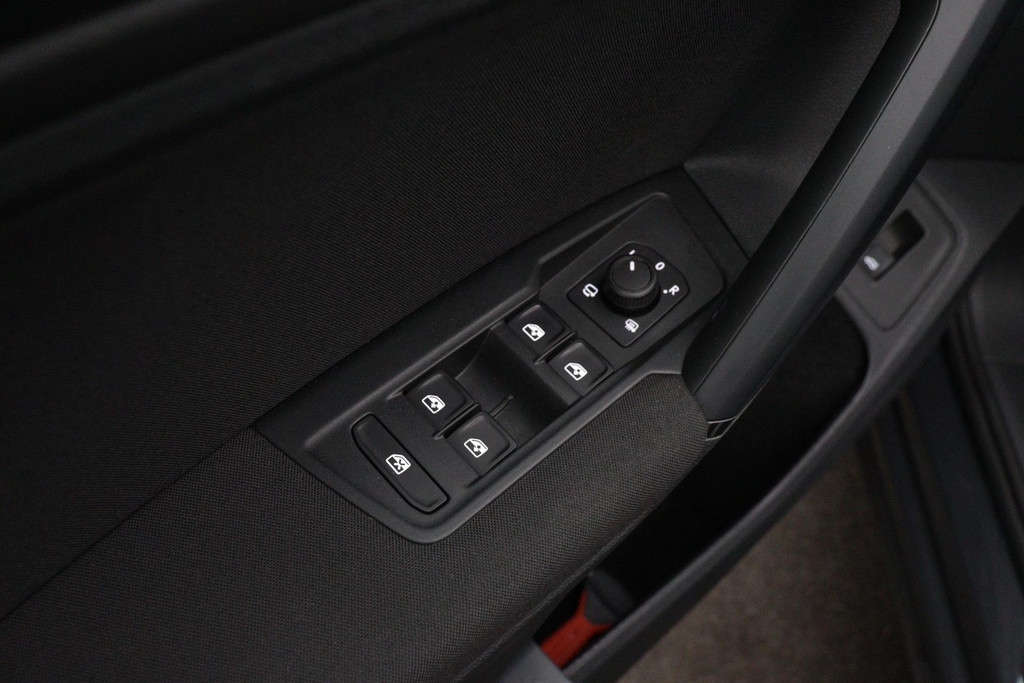 
Volkswagen Tiguan 1.5 TSI ACT Comfortline Business(NL-Auto, Dealerondh, 1e eig, PANO, ADD CC, TREKH, Stoelverwij ENZ) vol									