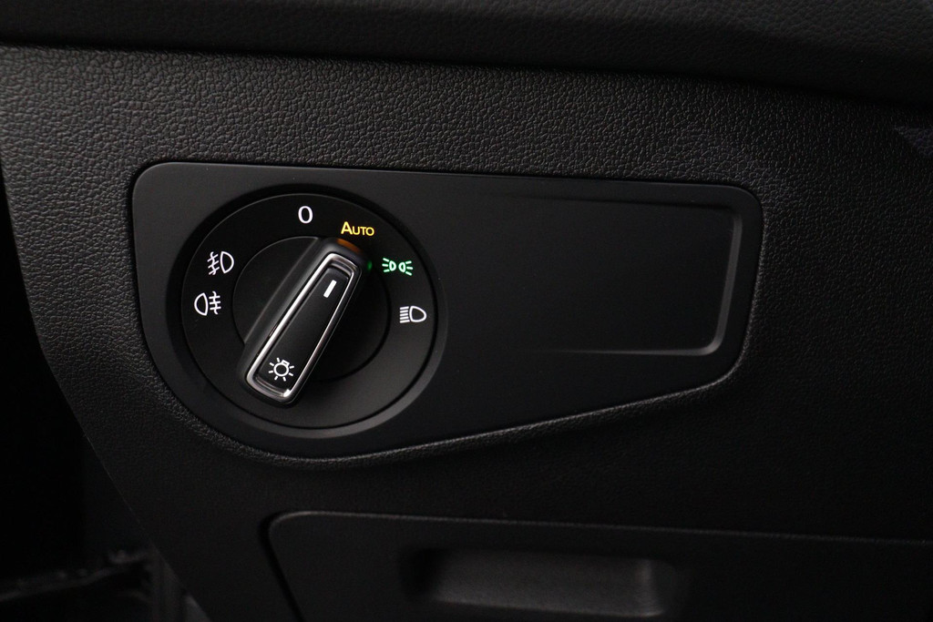 
Volkswagen Tiguan 1.5 TSI ACT Comfortline Business(NL-Auto, Dealerondh, 1e eig, PANO, ADD CC, TREKH, Stoelverwij ENZ) vol									