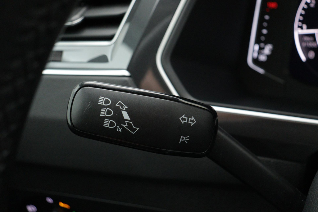 
Volkswagen Tiguan 1.5 TSI ACT Comfortline Business(NL-Auto, Dealerondh, 1e eig, PANO, ADD CC, TREKH, Stoelverwij ENZ) vol									