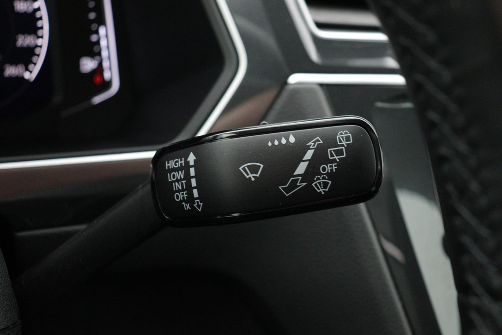 
Volkswagen Tiguan 1.5 TSI ACT Comfortline Business(NL-Auto, Dealerondh, 1e eig, PANO, ADD CC, TREKH, Stoelverwij ENZ) vol									