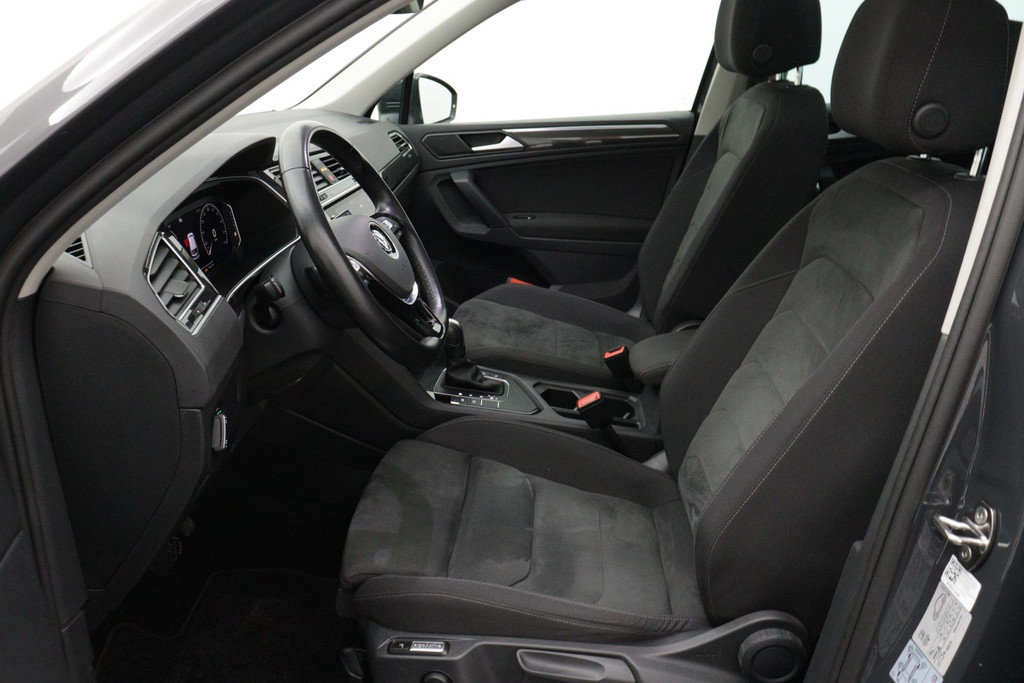 
Volkswagen Tiguan 1.5 TSI ACT Comfortline Business(NL-Auto, Dealerondh, 1e eig, PANO, ADD CC, TREKH, Stoelverwij ENZ) vol									