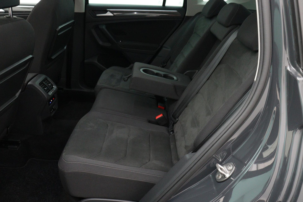 
Volkswagen Tiguan 1.5 TSI ACT Comfortline Business(NL-Auto, Dealerondh, 1e eig, PANO, ADD CC, TREKH, Stoelverwij ENZ) vol									