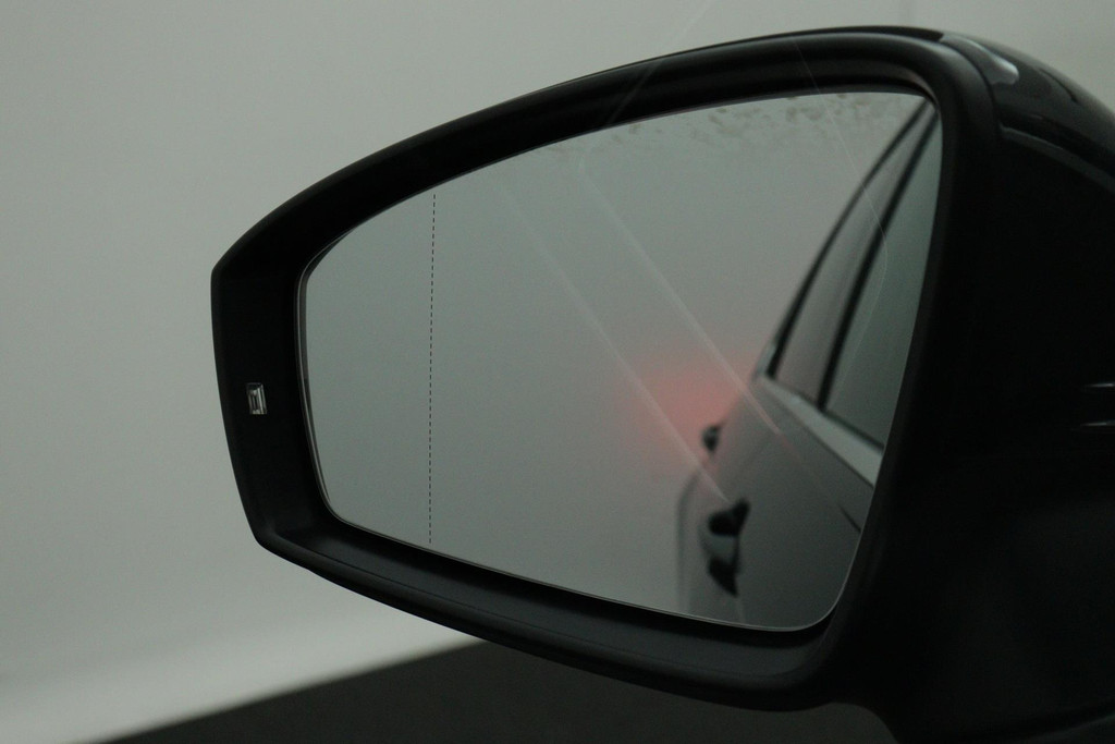 
Volkswagen Tiguan 1.5 TSI ACT Comfortline Business(NL-Auto, Dealerondh, 1e eig, PANO, ADD CC, TREKH, Stoelverwij ENZ) vol									