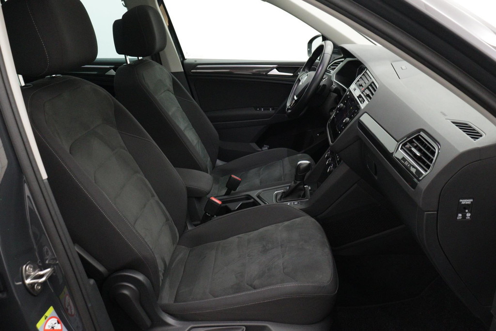 
Volkswagen Tiguan 1.5 TSI ACT Comfortline Business(NL-Auto, Dealerondh, 1e eig, PANO, ADD CC, TREKH, Stoelverwij ENZ) vol									