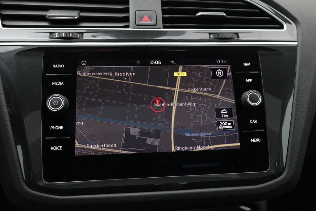 
Volkswagen Tiguan 1.5 TSI ACT Comfortline Business(NL-Auto, Dealerondh, 1e eig, PANO, ADD CC, TREKH, Stoelverwij ENZ) vol									