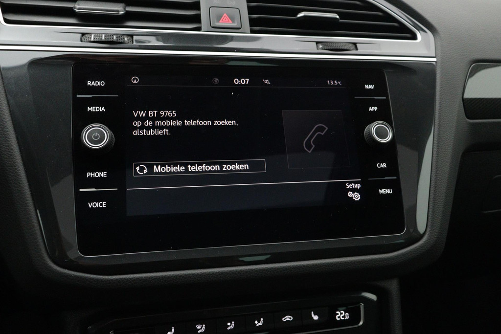 
Volkswagen Tiguan 1.5 TSI ACT Comfortline Business(NL-Auto, Dealerondh, 1e eig, PANO, ADD CC, TREKH, Stoelverwij ENZ) vol									