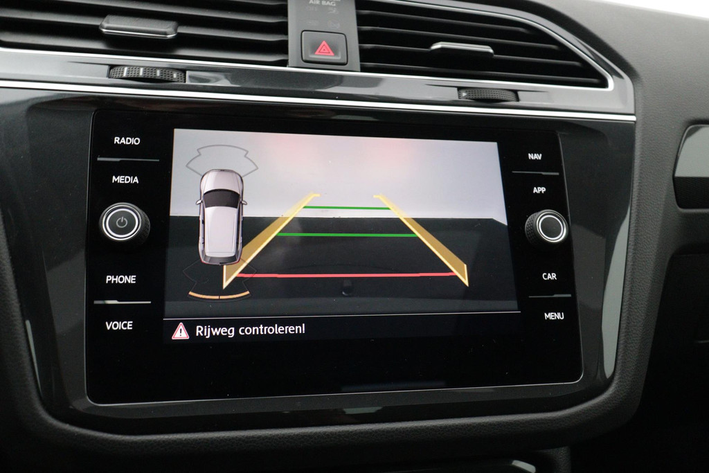 
Volkswagen Tiguan 1.5 TSI ACT Comfortline Business(NL-Auto, Dealerondh, 1e eig, PANO, ADD CC, TREKH, Stoelverwij ENZ) vol									