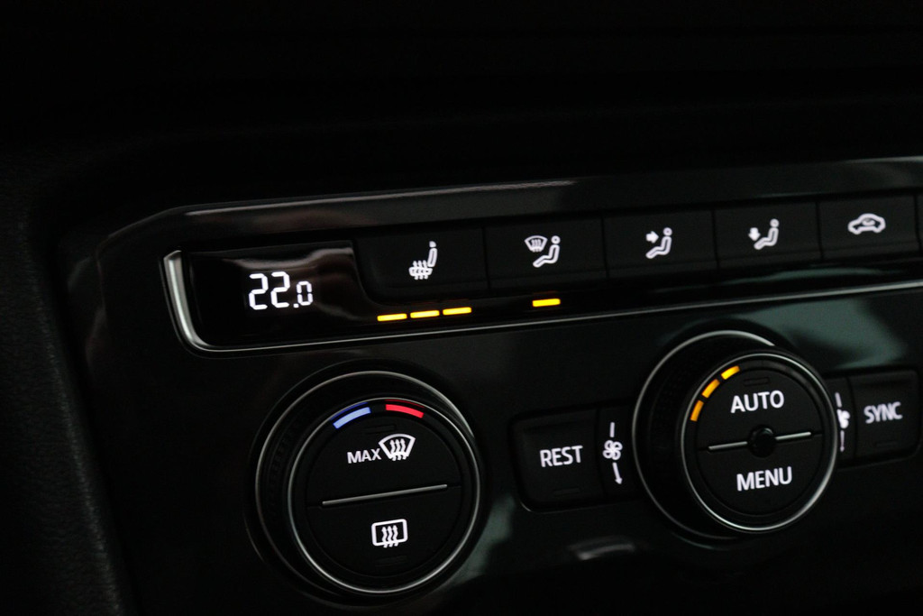 
Volkswagen Tiguan 1.5 TSI ACT Comfortline Business(NL-Auto, Dealerondh, 1e eig, PANO, ADD CC, TREKH, Stoelverwij ENZ) vol									