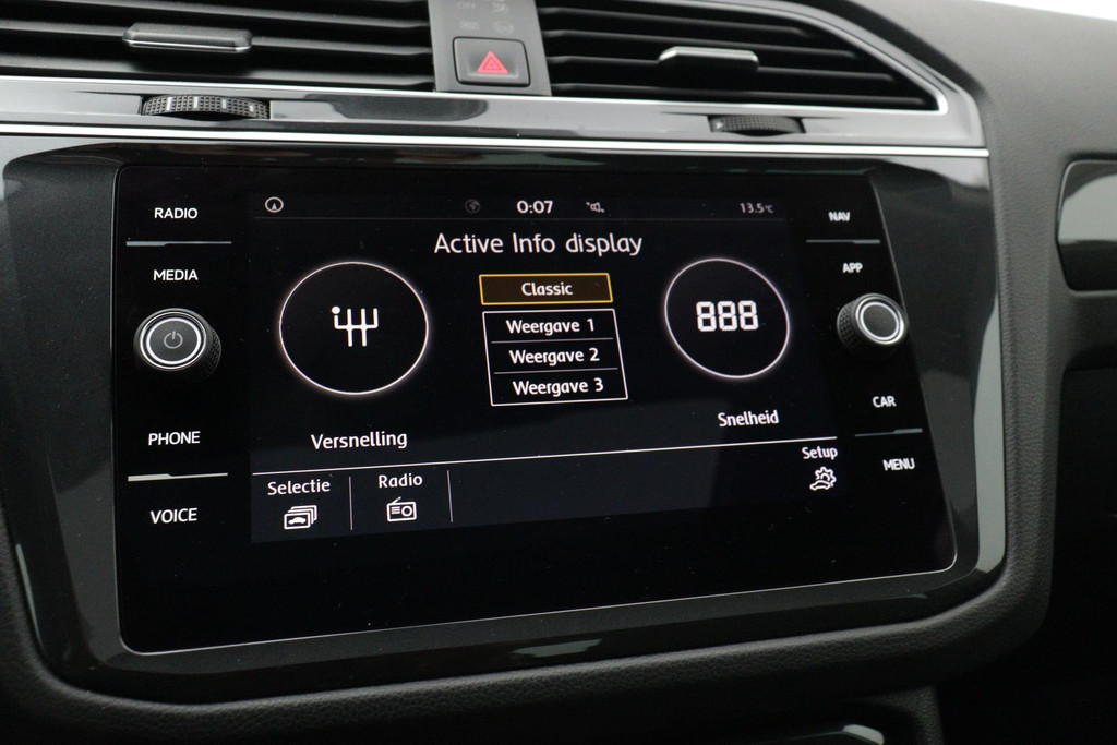 
Volkswagen Tiguan 1.5 TSI ACT Comfortline Business(NL-Auto, Dealerondh, 1e eig, PANO, ADD CC, TREKH, Stoelverwij ENZ) vol									