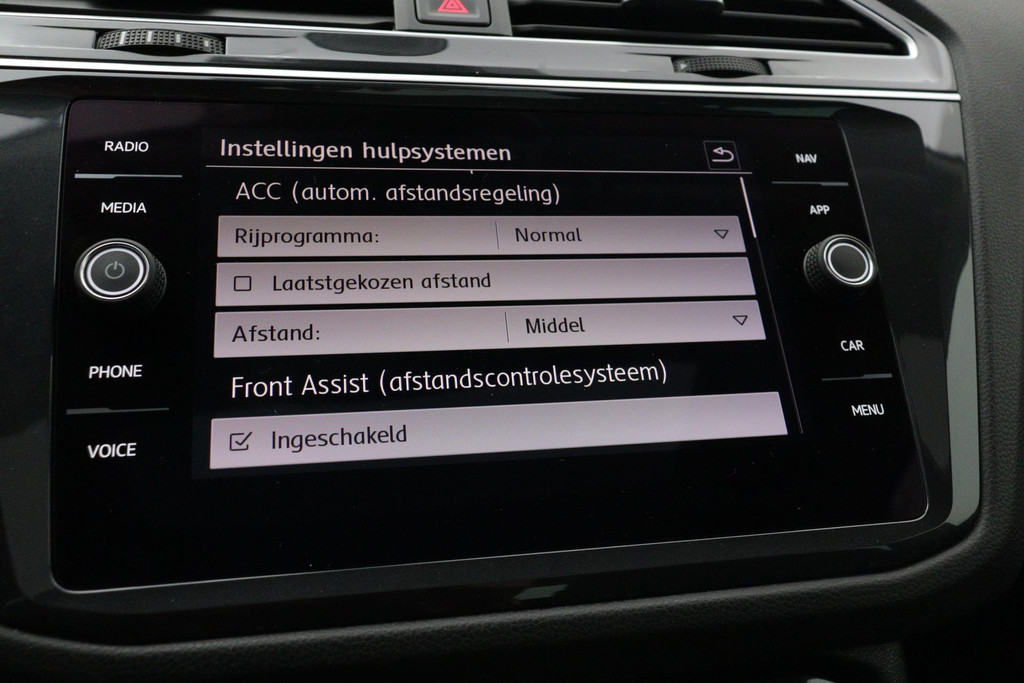 
Volkswagen Tiguan 1.5 TSI ACT Comfortline Business(NL-Auto, Dealerondh, 1e eig, PANO, ADD CC, TREKH, Stoelverwij ENZ) vol									