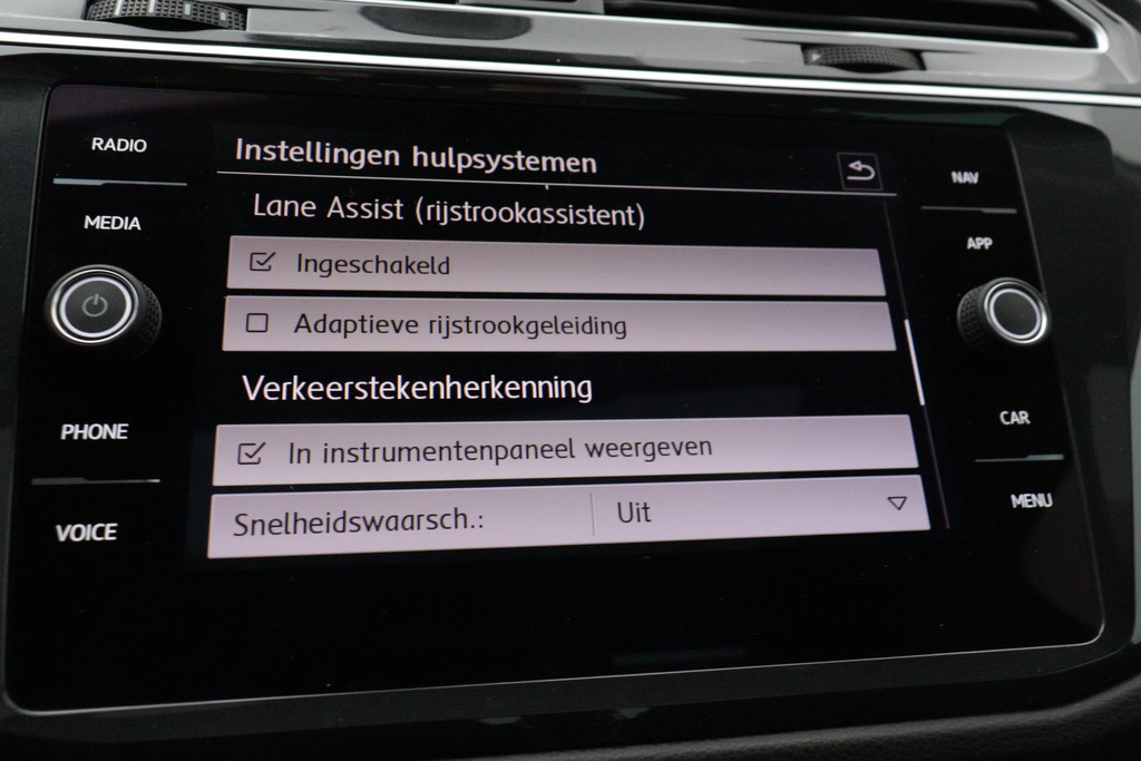 
Volkswagen Tiguan 1.5 TSI ACT Comfortline Business(NL-Auto, Dealerondh, 1e eig, PANO, ADD CC, TREKH, Stoelverwij ENZ) vol									