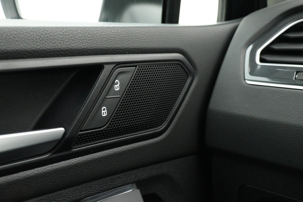 
Volkswagen Tiguan 1.5 TSI ACT Comfortline Business(NL-Auto, Dealerondh, 1e eig, PANO, ADD CC, TREKH, Stoelverwij ENZ) vol									