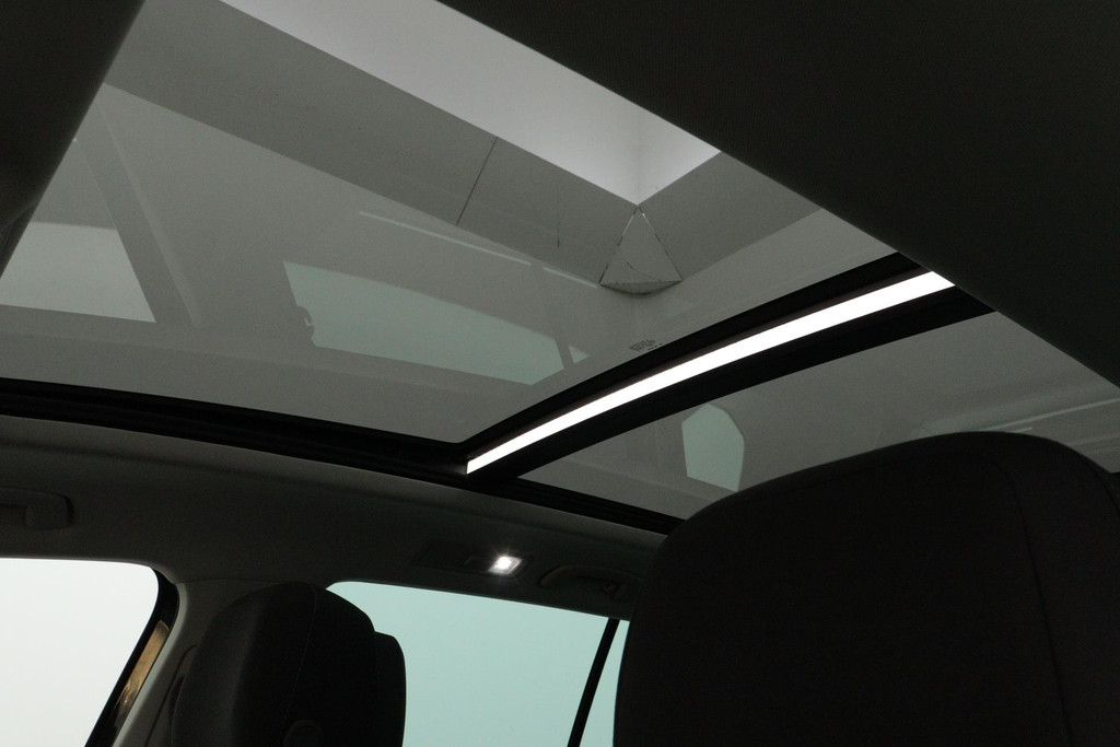 
Volkswagen Tiguan 1.5 TSI ACT Comfortline Business(NL-Auto, Dealerondh, 1e eig, PANO, ADD CC, TREKH, Stoelverwij ENZ) vol									