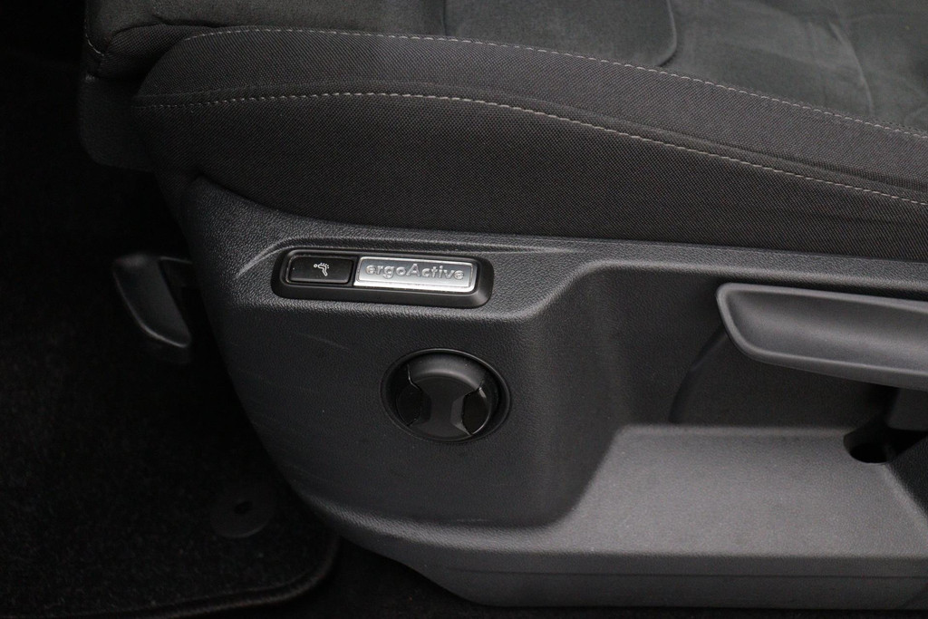 
Volkswagen Tiguan 1.5 TSI ACT Comfortline Business(NL-Auto, Dealerondh, 1e eig, PANO, ADD CC, TREKH, Stoelverwij ENZ) vol									