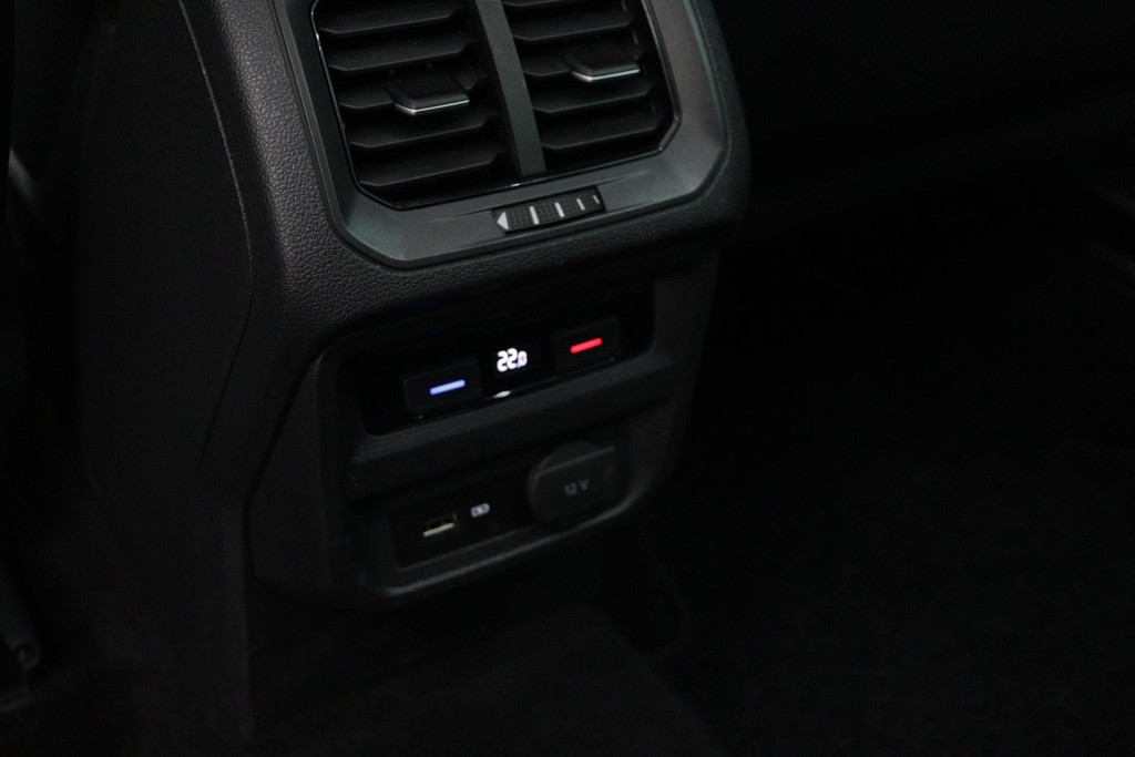 
Volkswagen Tiguan 1.5 TSI ACT Comfortline Business(NL-Auto, Dealerondh, 1e eig, PANO, ADD CC, TREKH, Stoelverwij ENZ) vol									