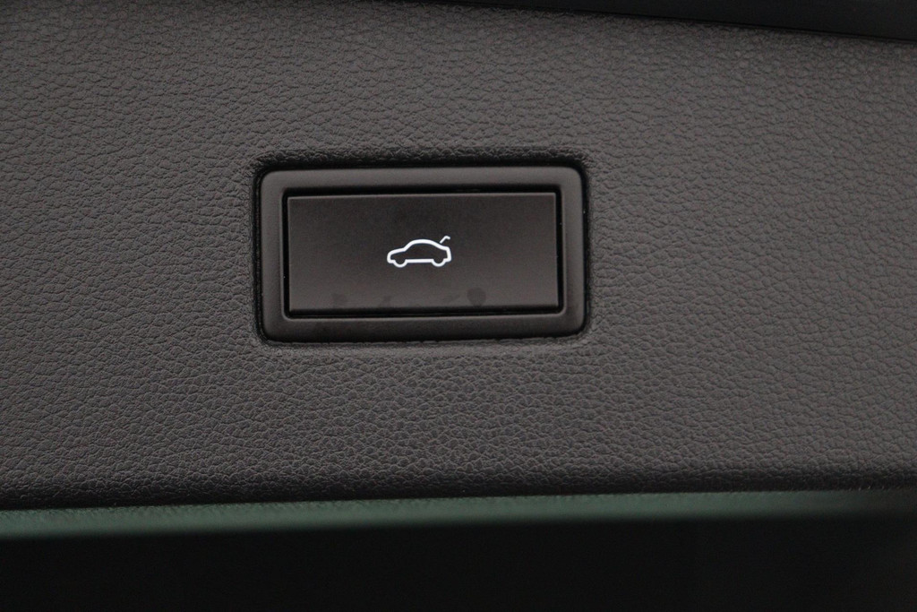 
Volkswagen Tiguan 1.5 TSI ACT Comfortline Business(NL-Auto, Dealerondh, 1e eig, PANO, ADD CC, TREKH, Stoelverwij ENZ) vol									