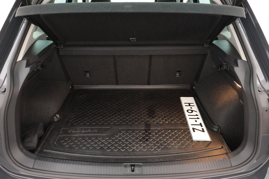 
Volkswagen Tiguan 1.5 TSI ACT Comfortline Business(NL-Auto, Dealerondh, 1e eig, PANO, ADD CC, TREKH, Stoelverwij ENZ) vol									