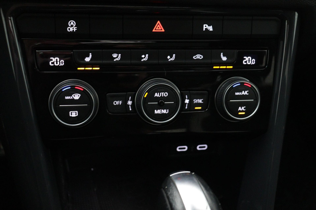 
Volkswagen T-Roc 1.5 TSI Sport Automaat (PANORAMADAK, DIGITALE COCKPIT, CAMERA, STOELVEWRARMING, 1e EIGENAAR, GOED ONDEROUDEN) vol									