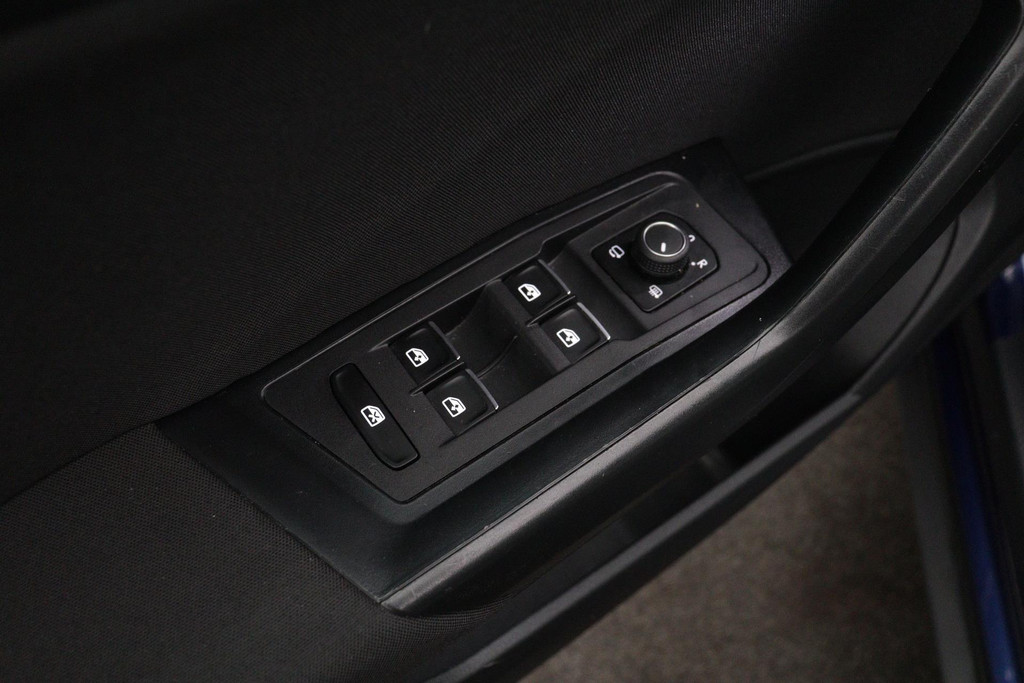 
Volkswagen T-Roc 1.5 TSI Sport Automaat (PANORAMADAK, DIGITALE COCKPIT, CAMERA, STOELVEWRARMING, 1e EIGENAAR, GOED ONDEROUDEN) vol									