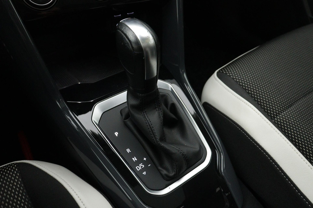 
Volkswagen T-Roc 1.5 TSI Sport Automaat (PANORAMADAK, DIGITALE COCKPIT, CAMERA, STOELVEWRARMING, 1e EIGENAAR, GOED ONDEROUDEN) vol									